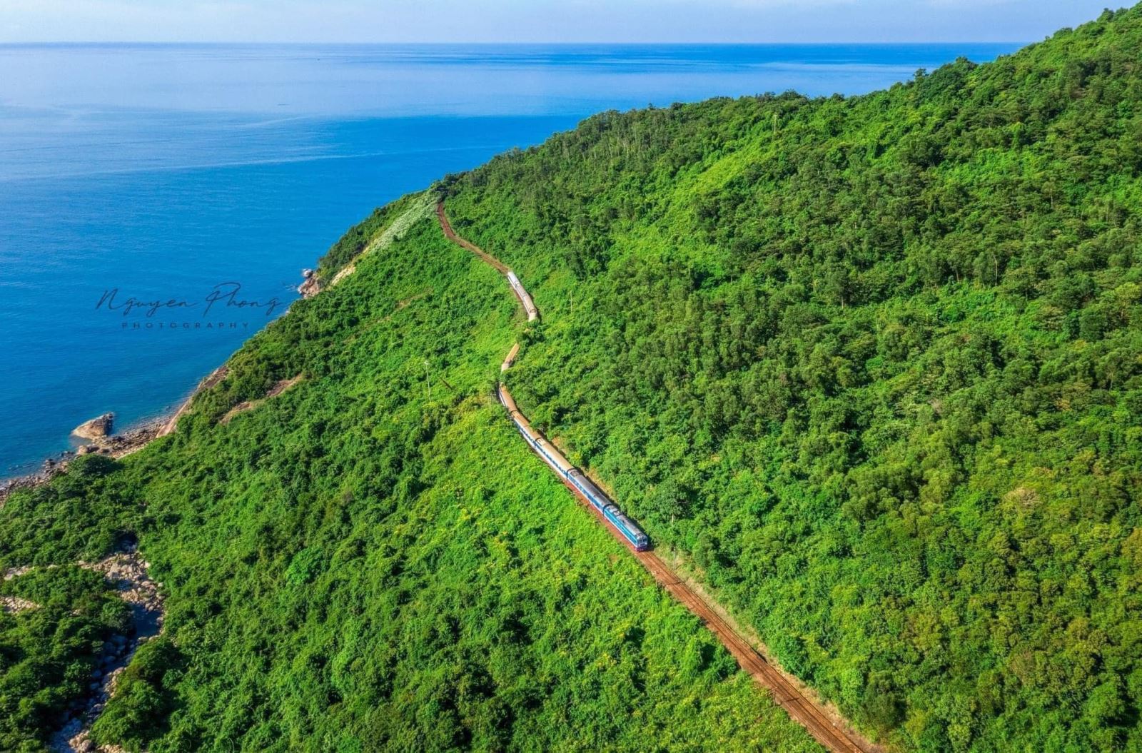 Vẻ đẹp kì vĩ của tuyến đường sắt đẹp nhất Việt Nam