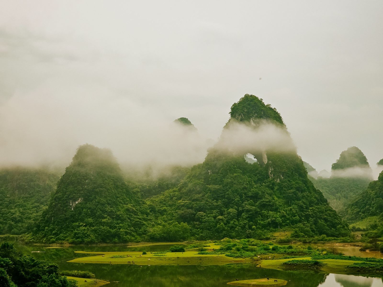 Núi Mắt Thần - tặng vật của địa chất cho non nước Cao Bằng