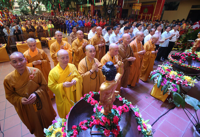 Dòng người xếp hàng tắm tượng Phật ở chùa Bằng