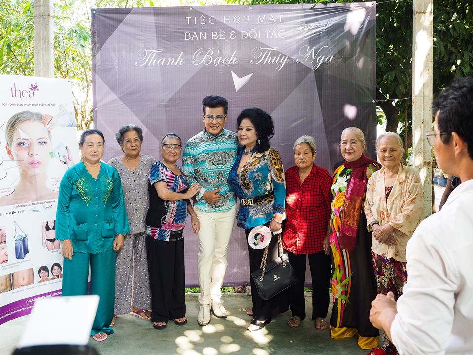 Vợ chồng MC Thanh Bạch thăm và tặng quà Viện Dưỡng Lão Nghệ Sỹ