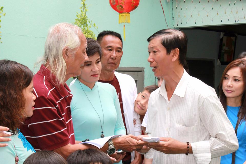 Ban tổ chức Tiếng Chuông Đời 3 thăm và tặng quà gia đình tình thương Tê Phan