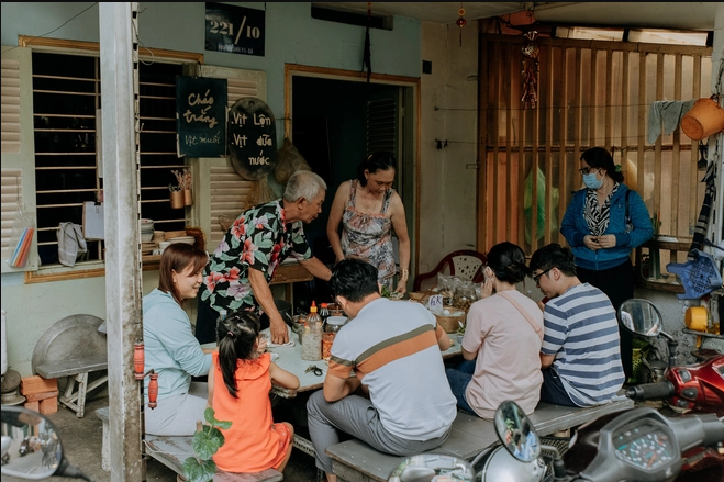 Quán cháo trắng hơn 10 năm chỉ bán giá 1.000 đồng của đôi vợ chồng già