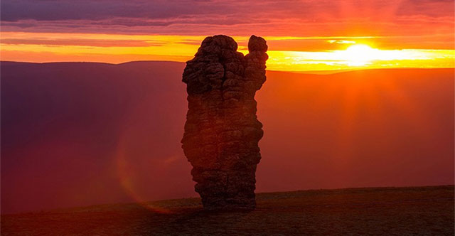 7 cột đá khổng lồ, được gọi là Manpupuner, sừng sững giữa núi rừng Ural