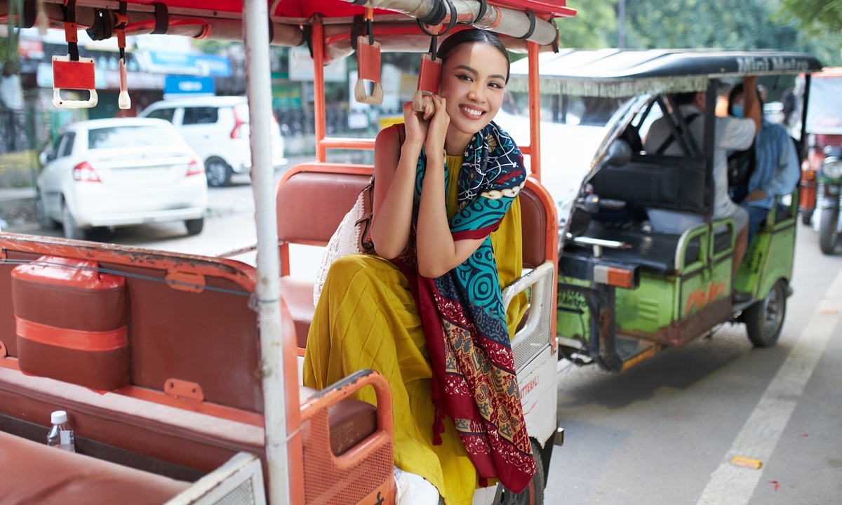 Á hậu Thủy Tiên trải nghiệm lễ hội cầu an nghìn người ở sông Hằng