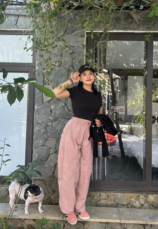 Chi Pu diện váy đỏ ôm sát Hoà Minzy check in Hàn Quốc