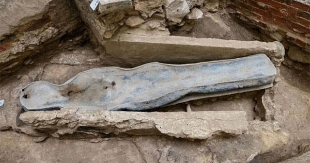 Chủ nhân quan tài chì chôn dưới nhà thờ Đức Bà Paris