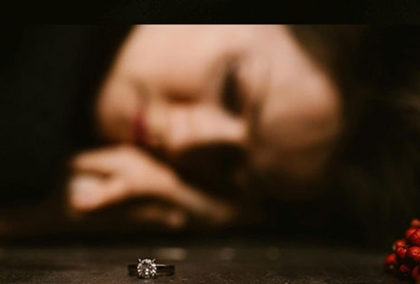 Đến khách sạn đánh ghen vợ cay đắng trước hành động của chồng