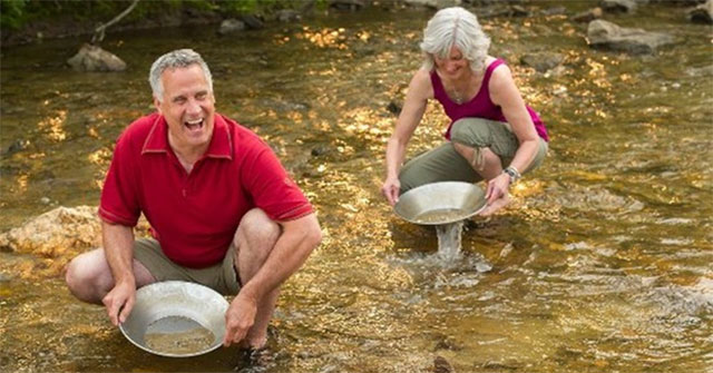 Dòng sông chứa đầy thứ quý giá chỉ khi nước lũ rút mới xuất hiện nhiều