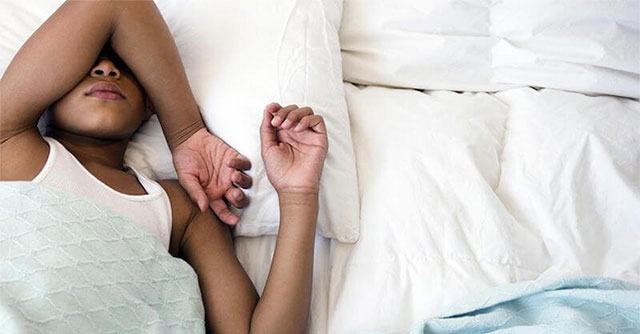 Gác tay lên trán khi ngủ có thể gay hậu quả không ngờ tới?