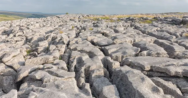 Khám phá cánh đồng đá khổng lồ Limestone Pavement ở Anh Quốc