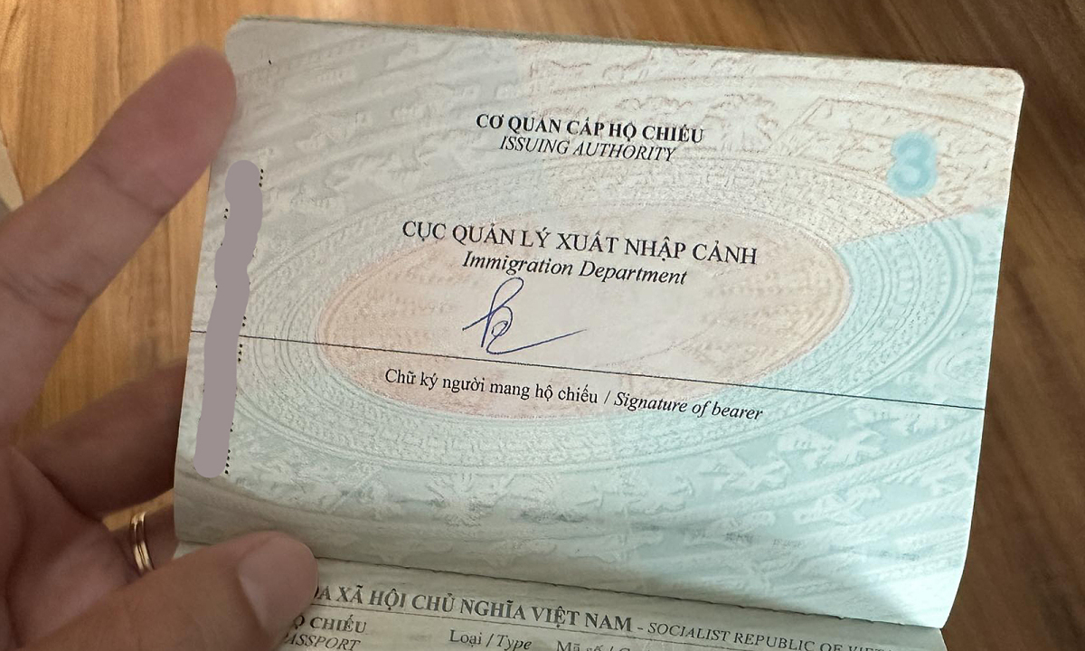 Ký nhầm trên hộ chiếu có phải làm lại?