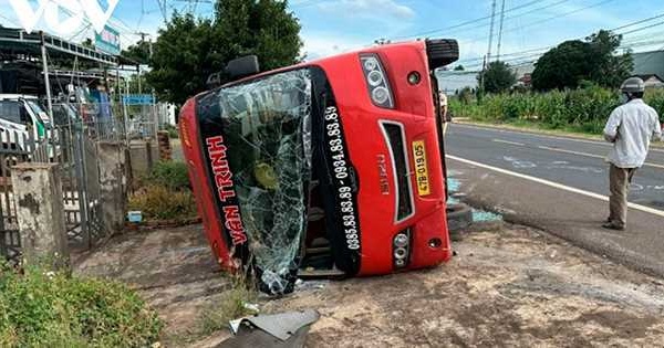 Lật xe khách trên Quốc lộ 14, nhiều người bị thương