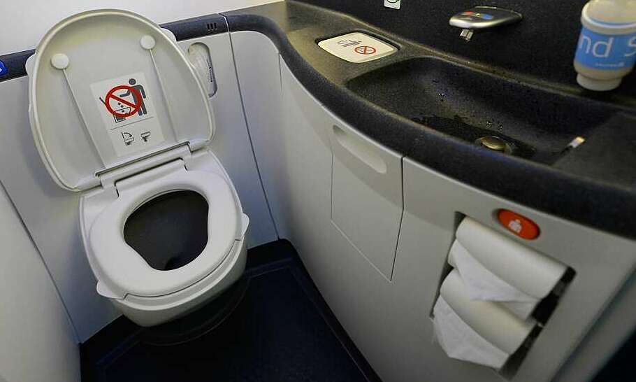 Lý do không nên dùng giấy vệ sinh trên máy bay
