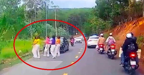 Nhóm phụ nữ dừng xe nhảy nhót trước đầu ô tô ở Đà Lạt