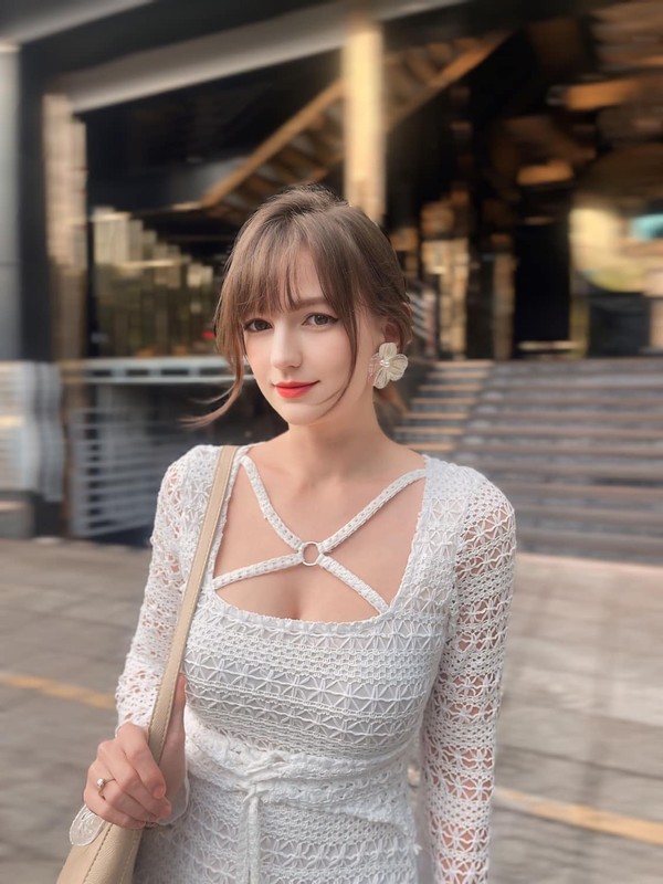 Nữ DJ Ukraine xinh đẹp bày tỏ bia hơi Việt Nam là chân ái