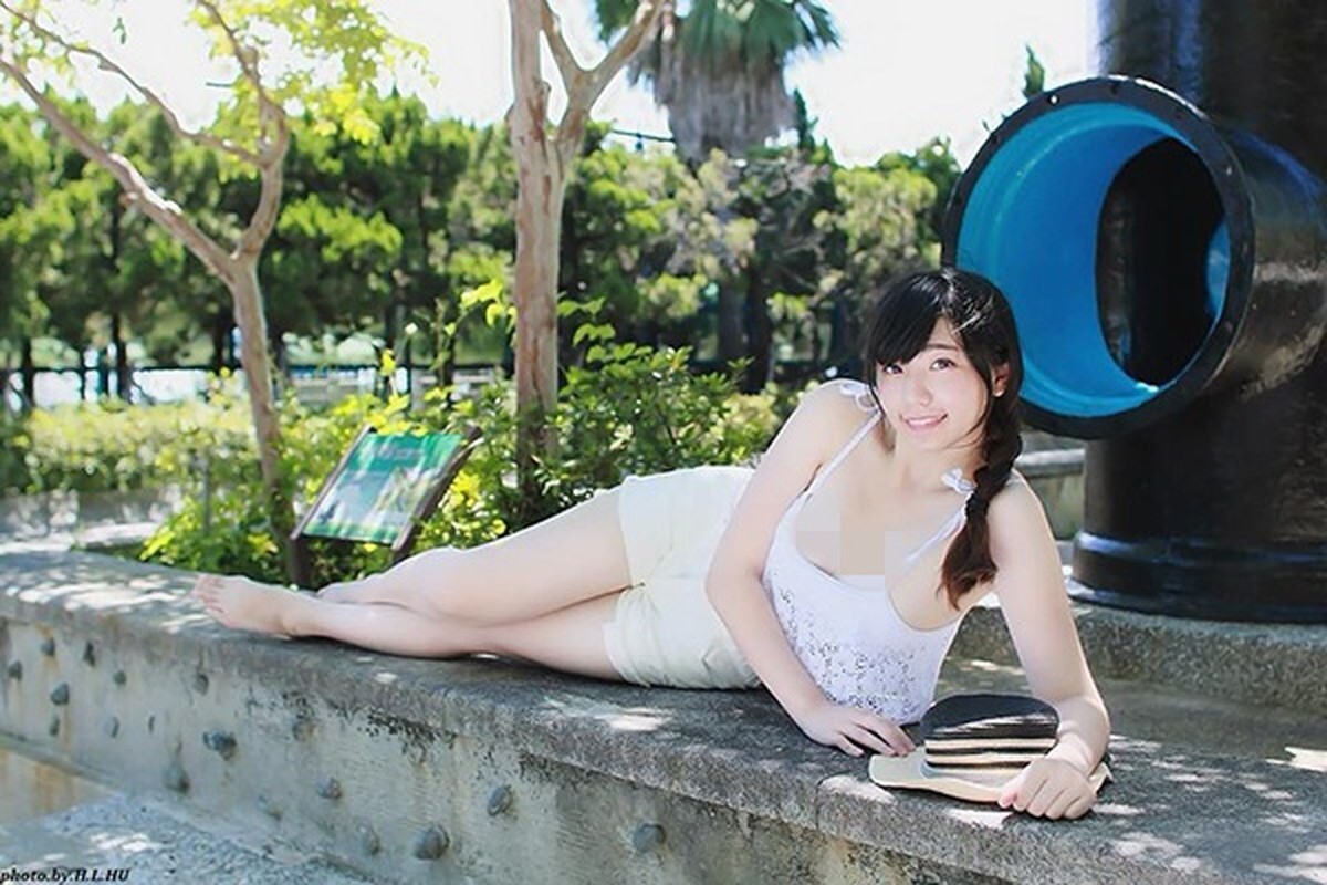 Nữ streamer Firefly Trung Quốc ăn mặc hở bạo khoe vòng khi du lịch biển