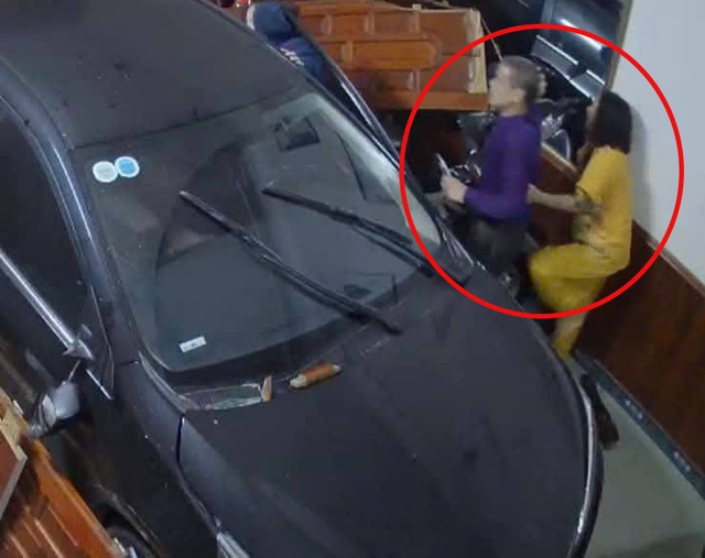 Ô tô lao thẳng vào nhà dân, tông cụ ông đang ngồi xem tivi