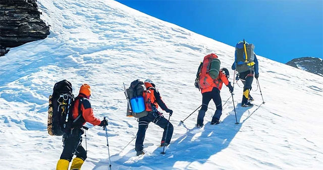 Tại sao việc leo lên đỉnh Everest phải bắt đầu lúc nửa đêm?