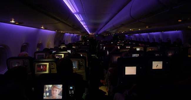 Tìm hiểu tại sao khi máy bay cất cánh, hạ cánh lại chỉ để đèn tối lờ mờ?