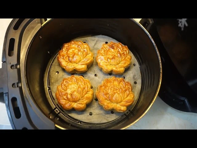 Tự Làm Bánh Trung Thu Nhân Đậu Xanh Thơm Ngon Bằng Nồi Chiên Không Dầu