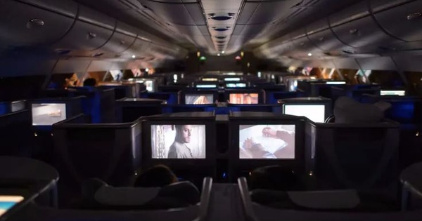 Vì sao phải mở tấm che cửa sổ khi máy bay cất cánh, hạ cánh?