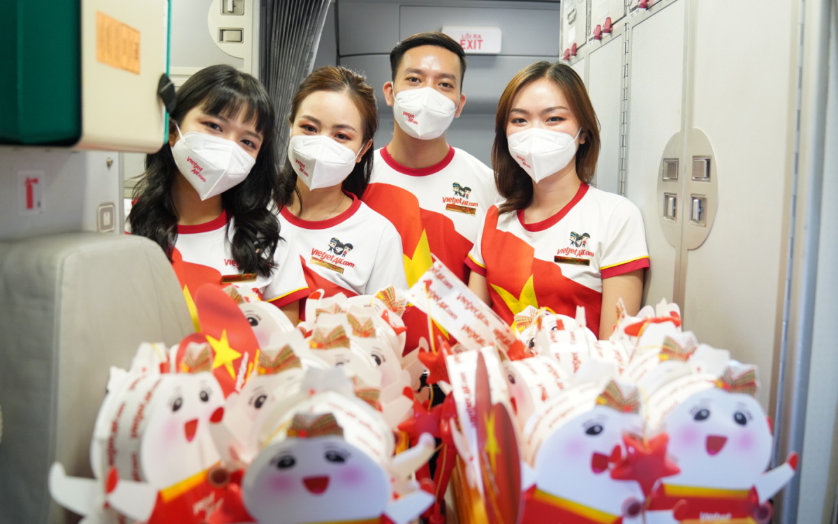 Vietjet tặng đèn lồng cho hành khách dịp Trung thu