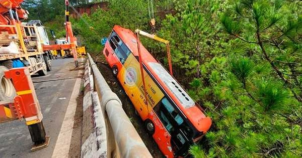 Xe khách lao xuống vực ở Lâm Đồng, khách đập cửa thoát thân