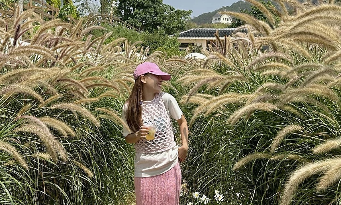 Yến Trang khoe ảnh đẹp như phim Hàn tại tiệm cà phê Đà Lạt