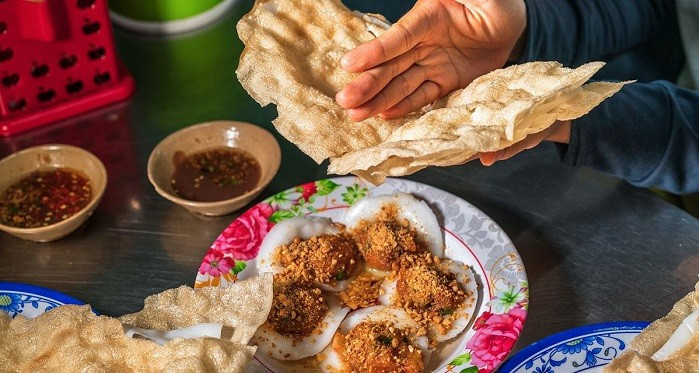 Những món bánh dân dã như bánh đập, kết hợp lớp bánh giòn – dẻo với nước chấm mắm cá cơm thơm lừng, hay bánh tổ, dẻo thơm mùi gừng, thường dùng trong dịp lễ Tết, đều làm nên nét đặc sắc trong ẩm thực Hội An. Ảnh Vinpearl