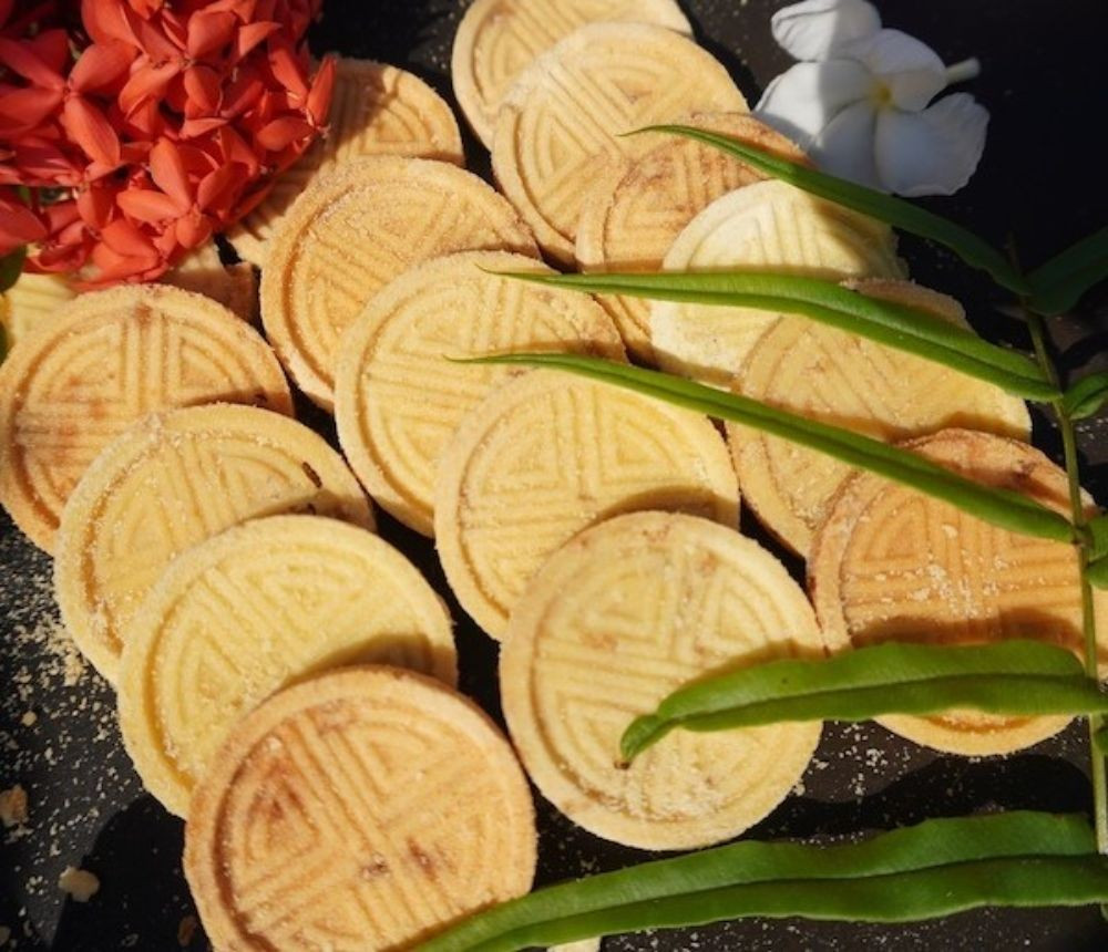 Bánh đậu xanh Hội An từ thế kỷ 18 nổi bật với hương thơm bùi, giòn rụm, làm từ bột đậu xanh, nếp và đường, ép khuôn nhỏ rồi sấy lò than, vừa ngon vừa thích hợp làm quà. Ảnh Xanh SM