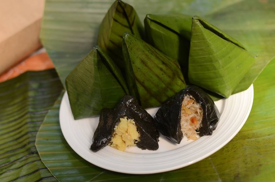 Bánh ít lá gai lại gây ấn tượng bởi lớp vỏ đen bóng, nhân đậu xanh dừa bùi béo, dẻo mềm, thường được thưởng thức cùng trà xanh, thể hiện sự tinh tế, khéo léo trong ẩm thực phố cổ. Ảnh MIA