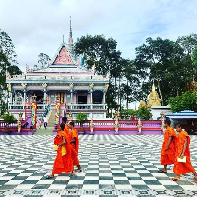 Ngôi chùa độc nhất vô nhị dùng… 9000 chiếc chén, đĩa ốp tường